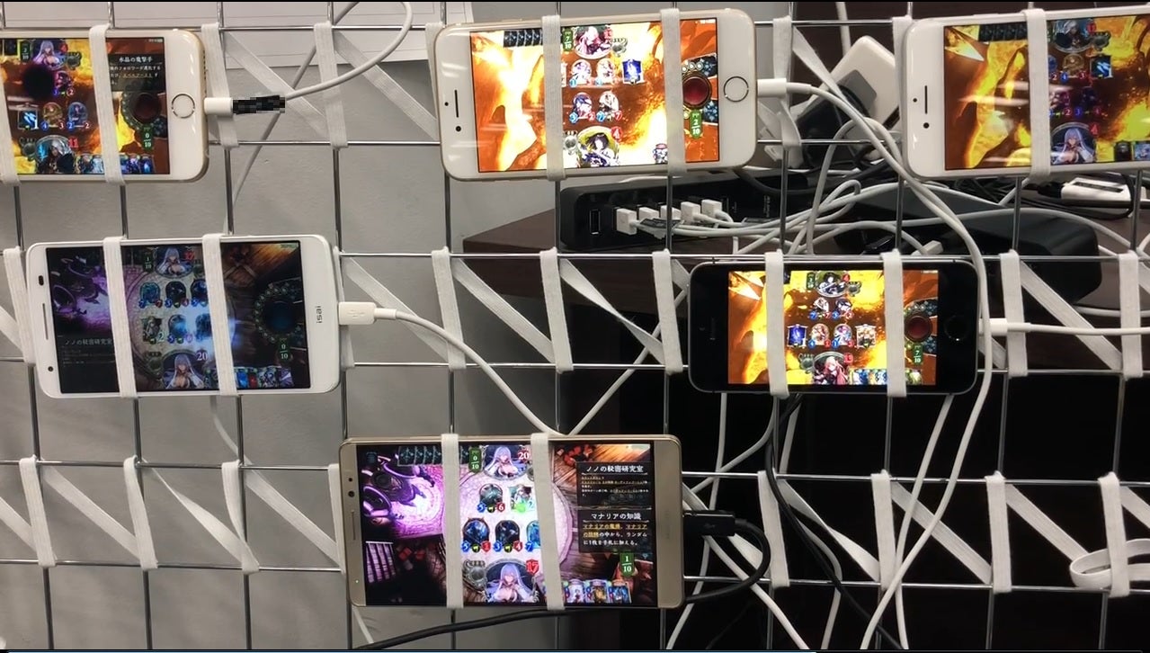 祭壇(自動デバッグ用のスマホ端末をズラリと並べた棚)