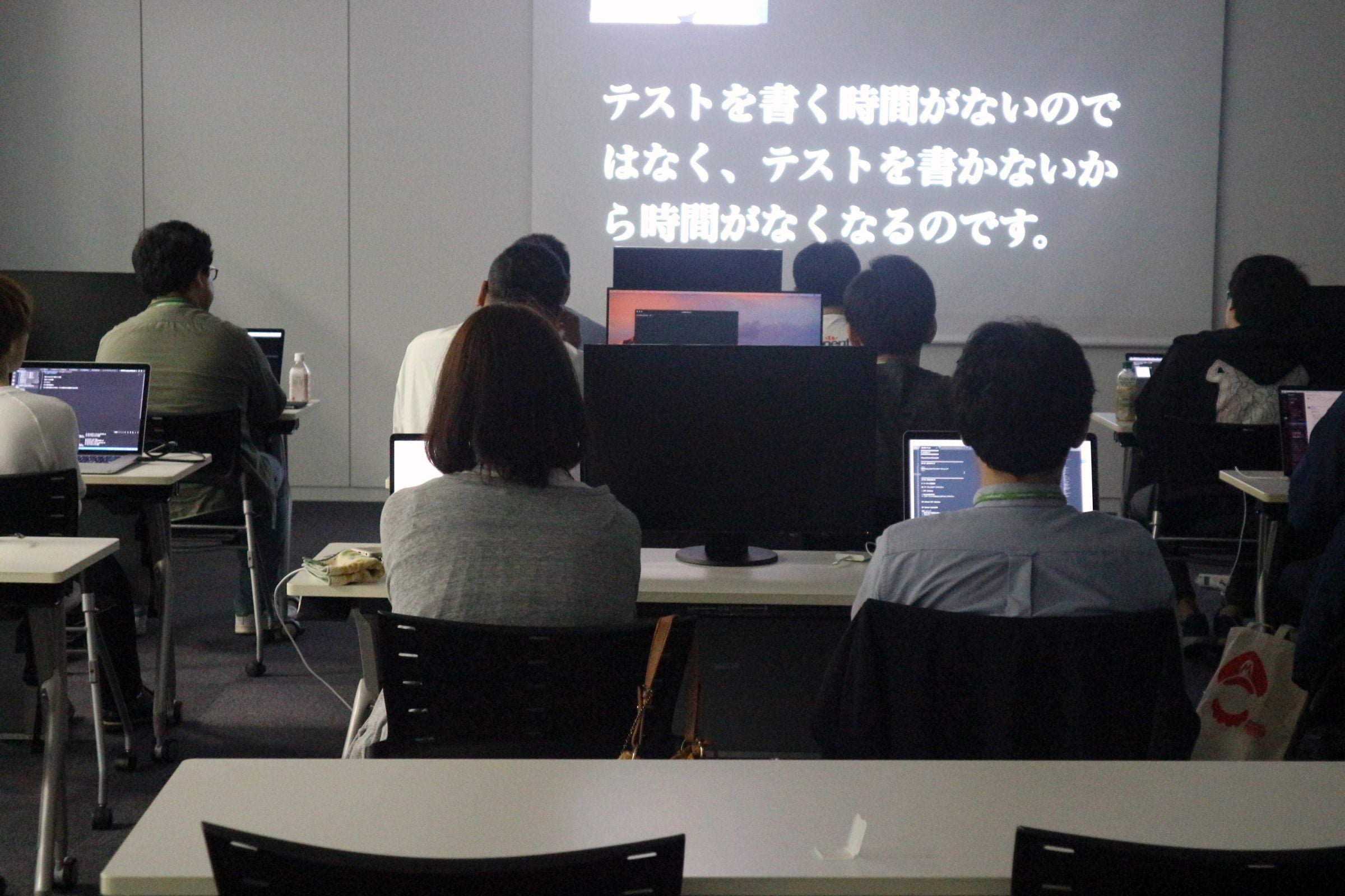 講義の様子。みんな真剣に聞き入っていました