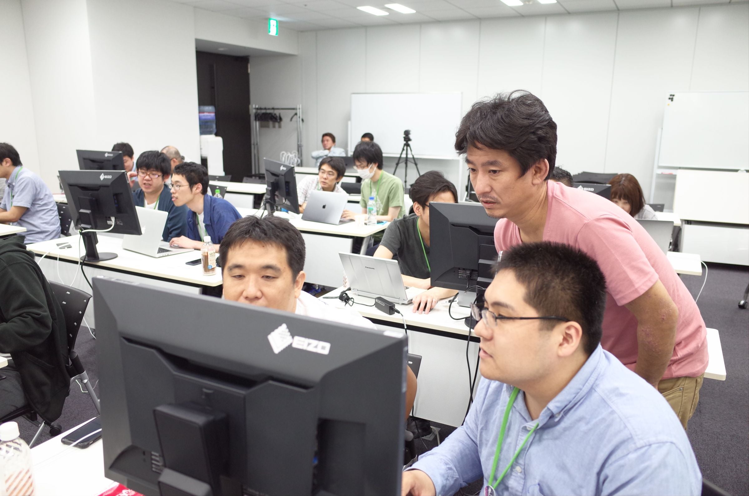 ペアプログラミングでは、2名のエンジニアが相補的な関係となってテストを書きます